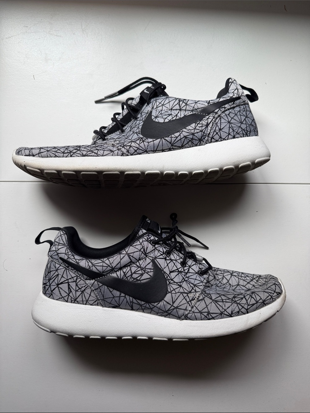 Nike Roshe Black and Gray Patterned Lightweight Sneakers